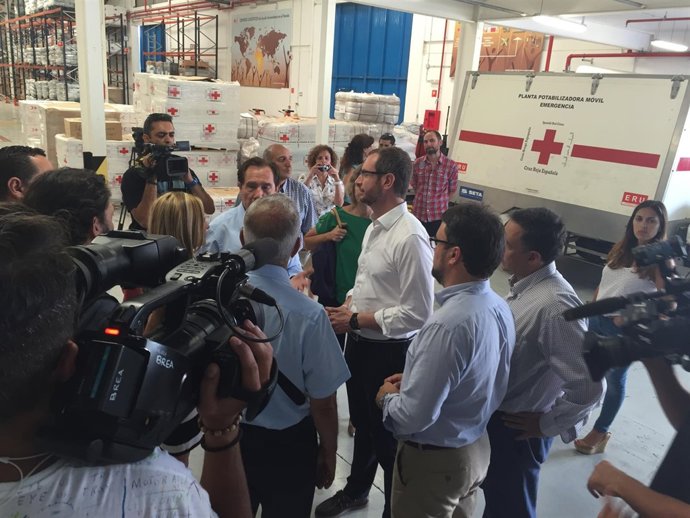 Javier Maroto durante la visita al Centro Logístico de Ayuda Humanitaria