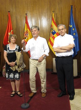 Santisteve junto a los responsables de Cáritas Zaragoza
