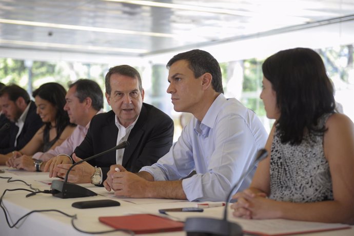Pedro Sánchez se reúne con alcaldes socialistas en Madrid