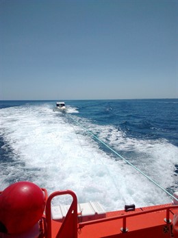 Remolque de la embarcación Marga XVI en Tortosa