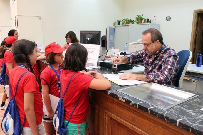 Niños participan en el Proyecto Búho de la US
