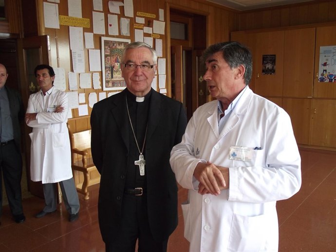 Visita del obispo al Hospital Santa Clotilde