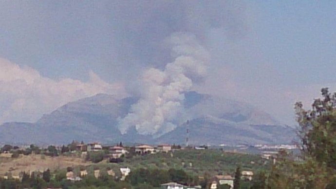 Vista del incendio de Sierra Mágina desde Jaén capital