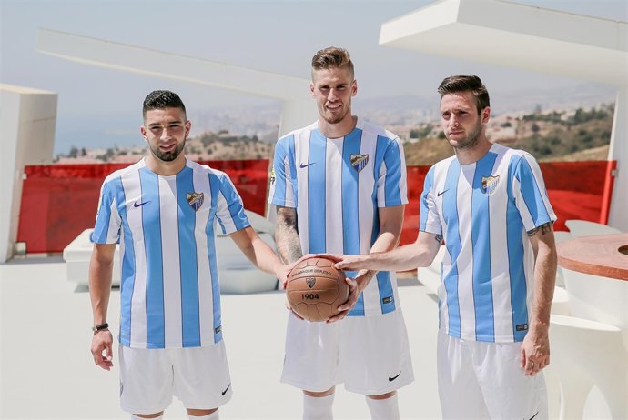 El Málaga presenta a Adnane Tighadouini, Duje Cop y Raúl Albentosa