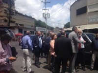 Senadores españoles no logran entrar a la sede de la Inteligencia para ver a Ceballos