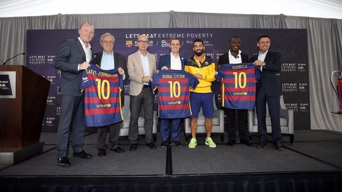 El Barça, con Arda Turan y Bartomeu, firma acuerdo contra la pobreza