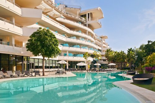 Hotel turismo malaga piscina vacaciones turistas relax descanso costa del sol 