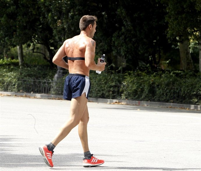 Sol, calor, temperaturas, buen tiempo, bebiendo agua, refrescarse, deporte