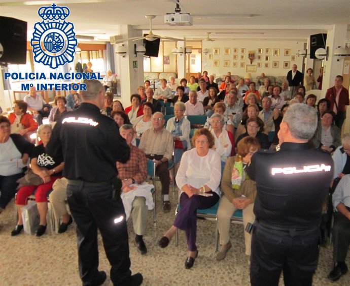 Una de las charlas del 'Plan Mayor seguridad'