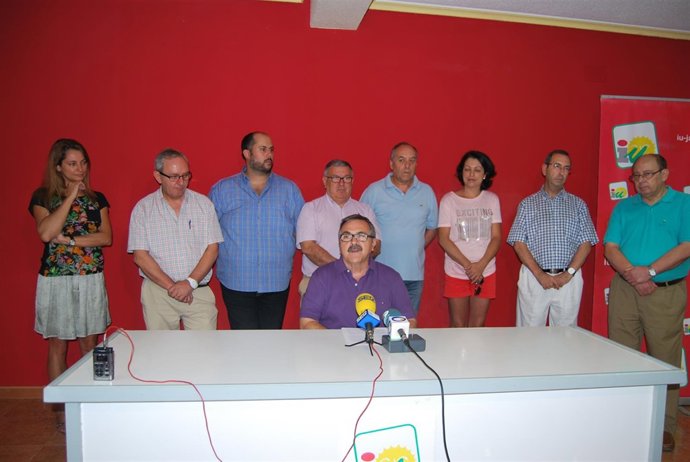 Luis Segura anunciando su dimisión como coordinador provincial de IU