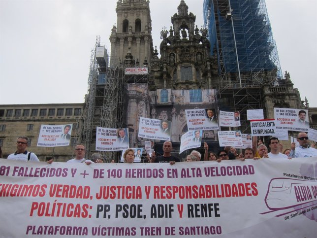 Concentración de víctimas del Alvia en el Obradoiro en el segundo aniverasario