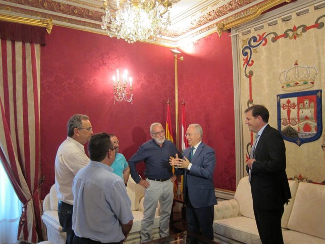 Ceniceros y Nagore con miembros de UPA-UGT