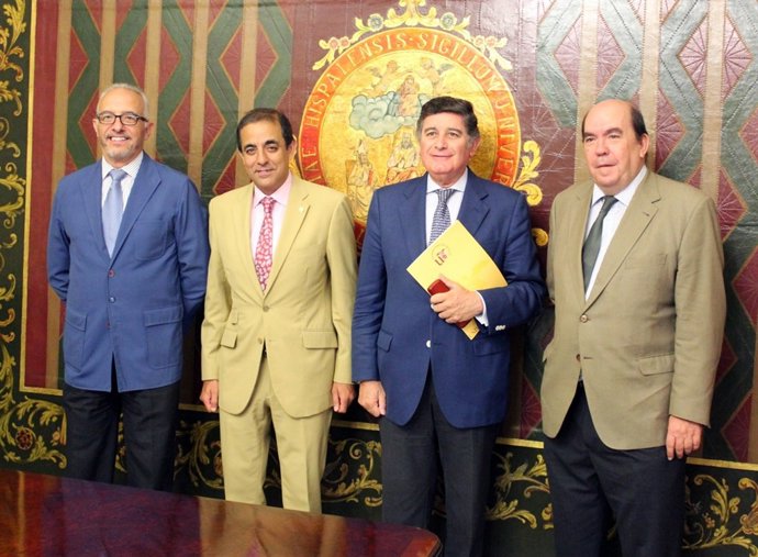 Firma convenio US y Colefio Farmacéuticos de Sevilla