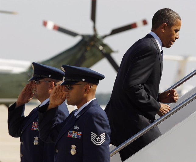 Obama subiendo al avión air force one antes de viajar