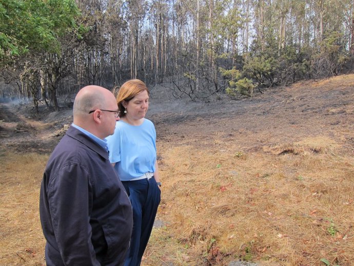 La secretaria de Organización del PSdeG, Pilar Cancela, visita un incendio
