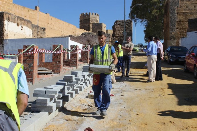 El alcalde visita las obras de reurbanización para ver su ritmo. 