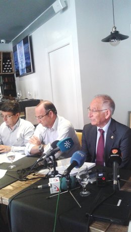 Matarí, Rodríguez-Comendador y Amat atienden a los medios