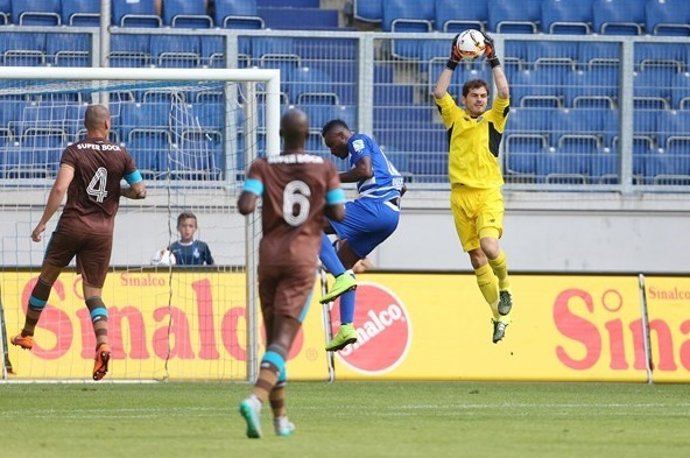 Iker Casillas en su debut con el Oporto