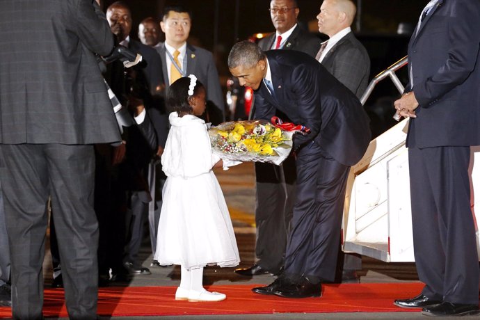 Obama llega a Kenia en su primer viaje como presidente de Estados Unidos