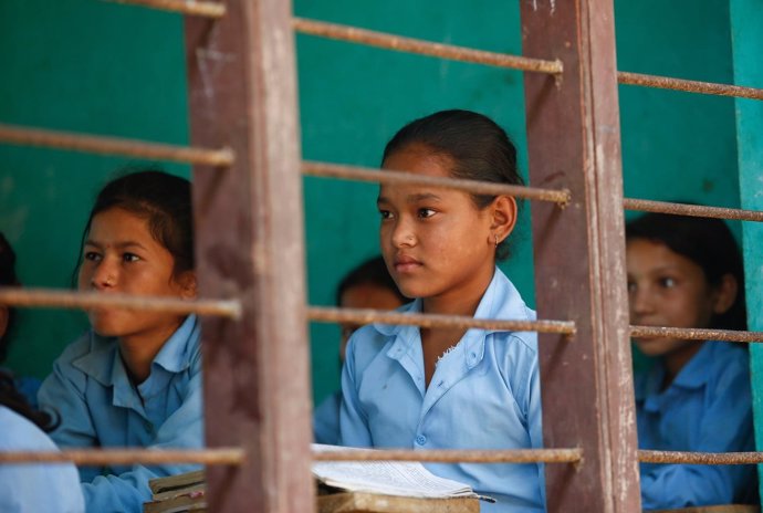 Niños nepalíes en clase tras el terremoto de Nepal