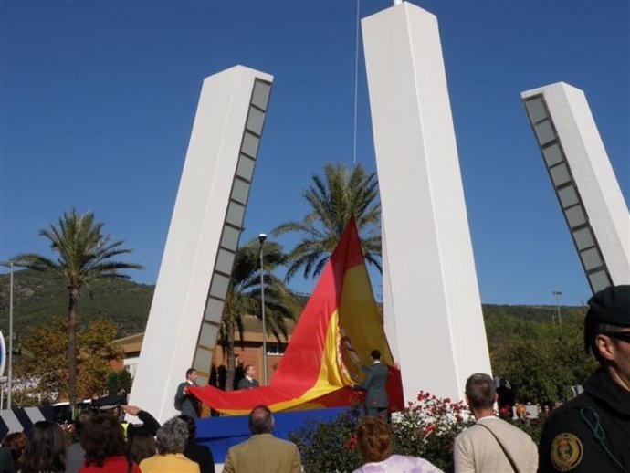 Izado de bandera en el monumento a las víctimas de ETA en Calvià
