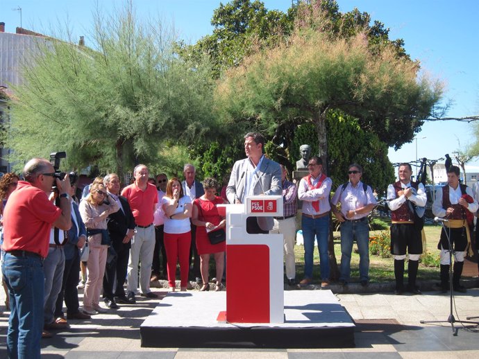 Ofrenda del PSdeG ante el busto de Castelao en Rianxo