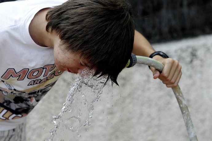Sol, calor, temperaturas, buen tiempo, bebiendo agua, refrescarse
