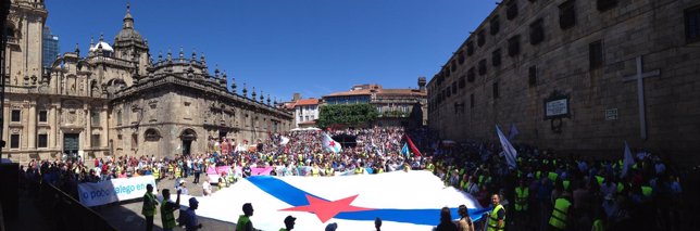 Una inmensa bandera nacionalista preside la manifestación por 'A Nación Galega'