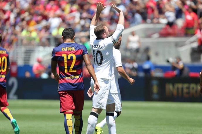 Rooney celebra un gol en partido amistoso contra el Barcelona