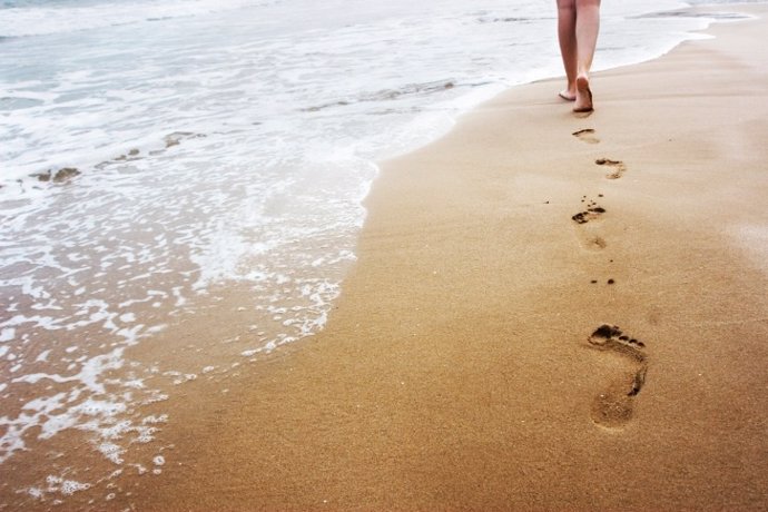 Aprender a caminar no es cosa de niños, andar, playa, arena, mar, pies