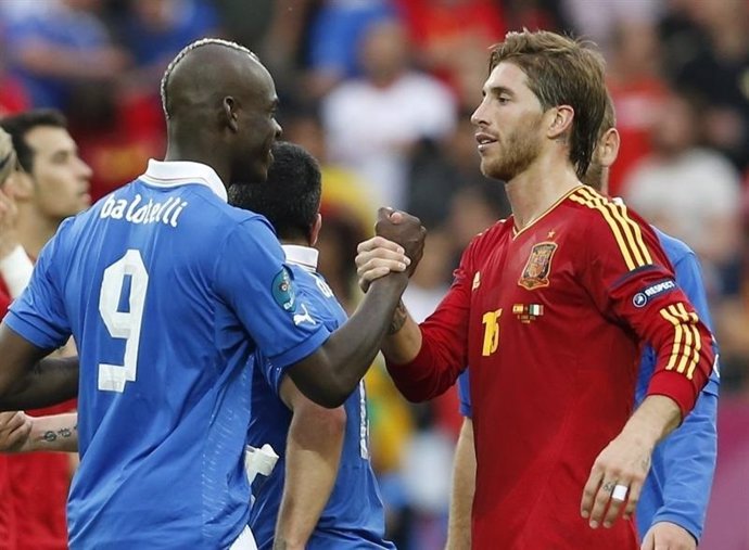 Balotelli y Sergio Ramos en un España - Italia