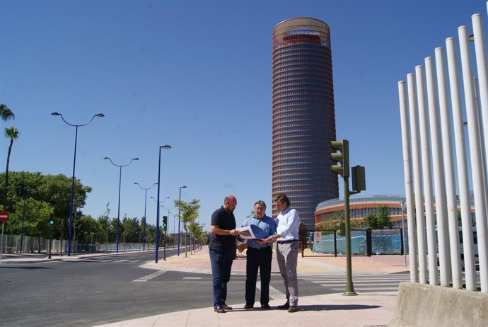 Juan Ignacio Zoido ante la Torre Pelli