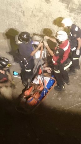 Rescate de un joven caído al foso de la Universidad de Sevilla