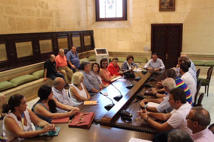 Reunión del alcalde de Sevilla, Juan Espadas, con placeros