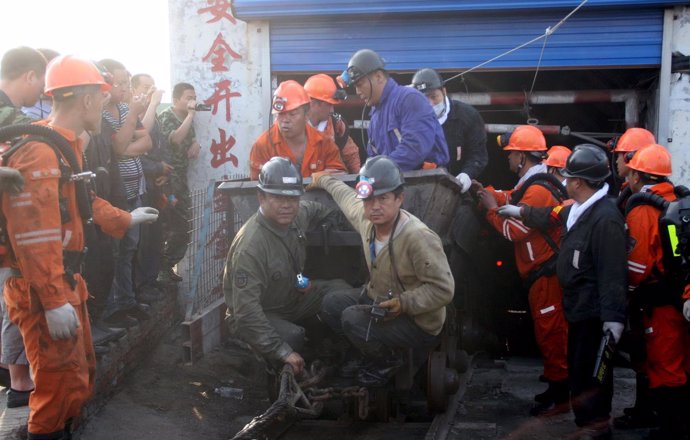 Rescatan a once mineros tras 40 horas atrapados en una mina en China