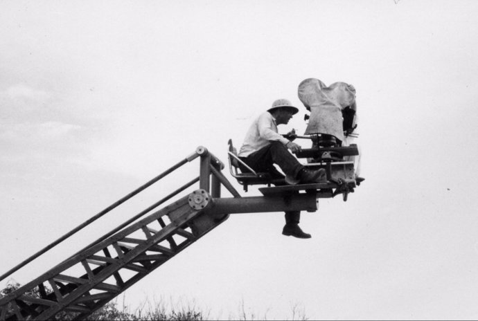 Imagen de una exposición de fotografías de Luis Buñuel