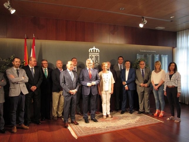 Ceniceros, con la consejera de Desarrollo Económico y los responsables de la FER