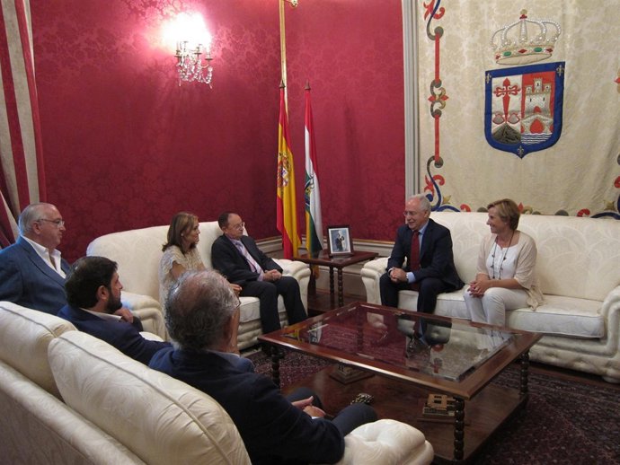 Ceniceros y González Menorca, con Ruiz-Alejos y otros directivos de la Camara