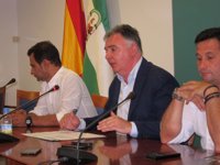 Investigan las causas de la fuga de asfalto en el pantalán de Palos y del derrame de agua fecal en Ayamonte