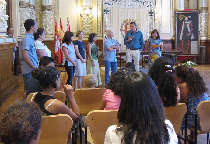 Recepción en el Ayuntamiento de Valladolid a niños saharuis acogidos en verano