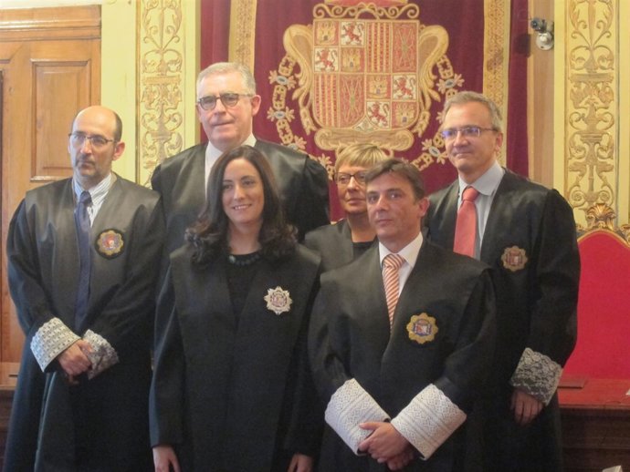 La jueza, Elena Díaz, con el presidente y los miembros de la Sala de Gobierno. 