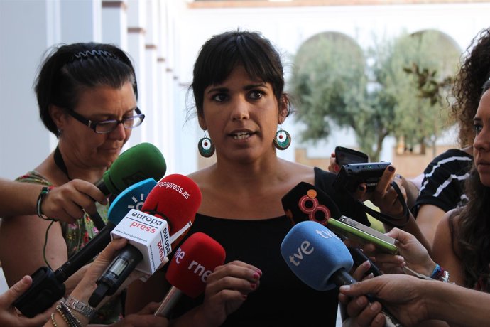 La líder de Podemos Andalucía, Teresa Rodríguez, en atención a los medios