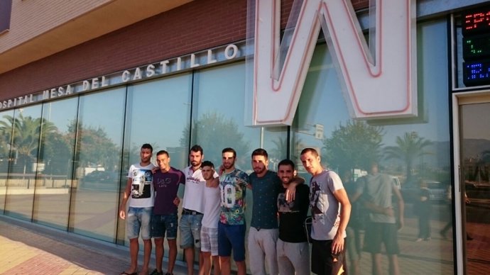 Jugadores del UCAM CF en el Hospital Mesa del Castillo