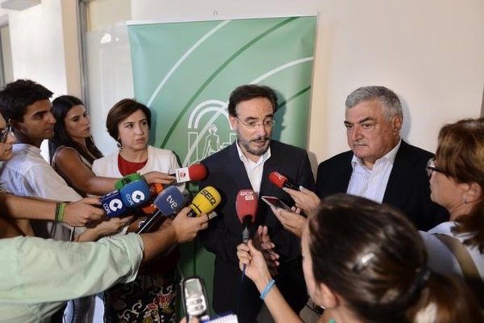 Felipe López, consejero de Fomento, atiende a los medios en Granada