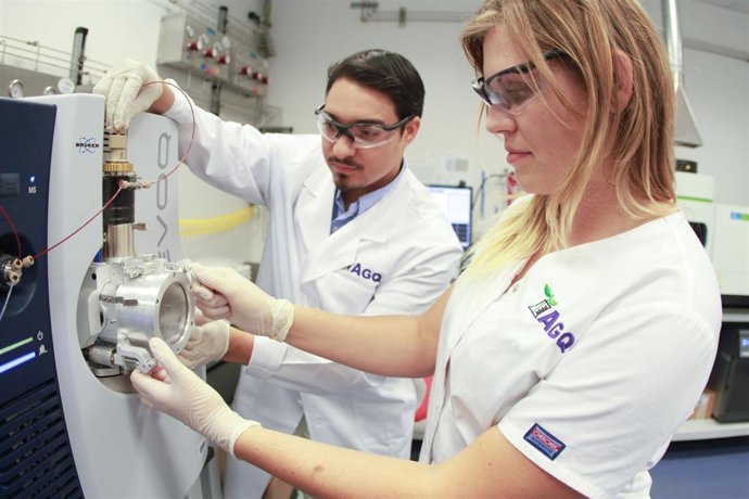 Personal de AGQ Labs en sus instalaciones