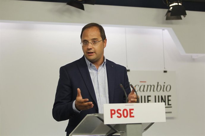César Luena tras la reunión de la Comisión Permanente del PSOE