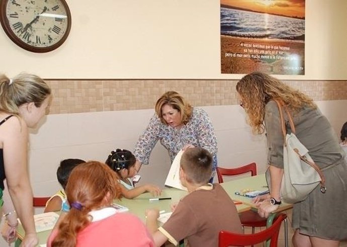 Visita de la delegada de Igualdad de Jaén a escuelas de verano de Linares