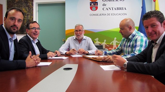 El consejero de Educación se reúne con el alcalde de Torrelavega
