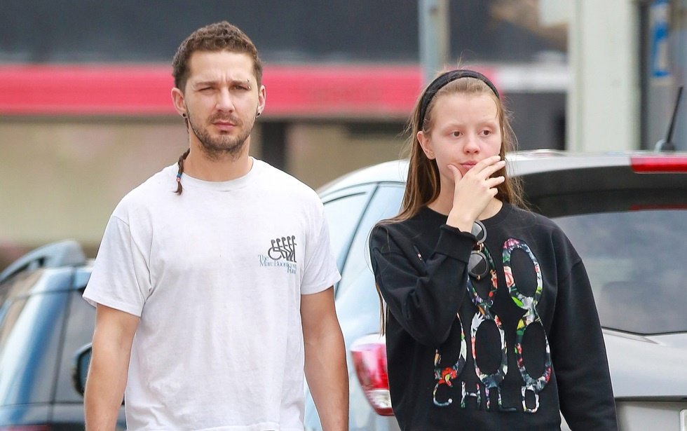 SHIA LABEOUF Y SU NOVIA