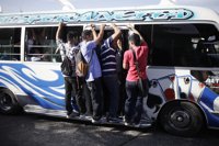 Ascienden a seis los muertos en los ataques de pandillas contra conductores de autobús en El Salvador
